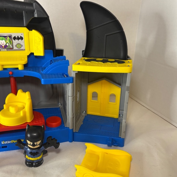 Little People DC Super Friends Batcave Playset Batman/Robin Action Figures WORKS - Picture 2 of 12